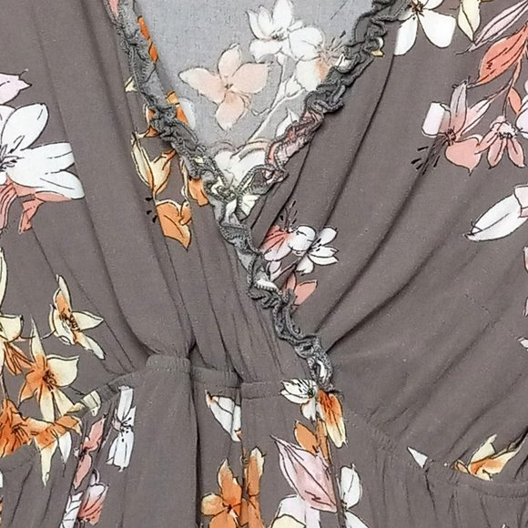 Xhiliration Spring Ruffle Gray Floral V Neck‎ Short Sleeve SZ L Women's Dress - Picture 9 of 9